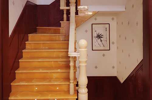 华容中式别墅室内汉白玉石楼梯的定制安装装饰效果